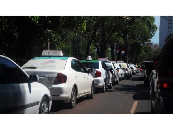 Los taxistas de CDE piden rechazo a veto que reglamenta MUV y Uber