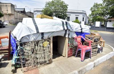 Pareja armó su “casa” en plena vía pública - Nacionales - ABC Color
