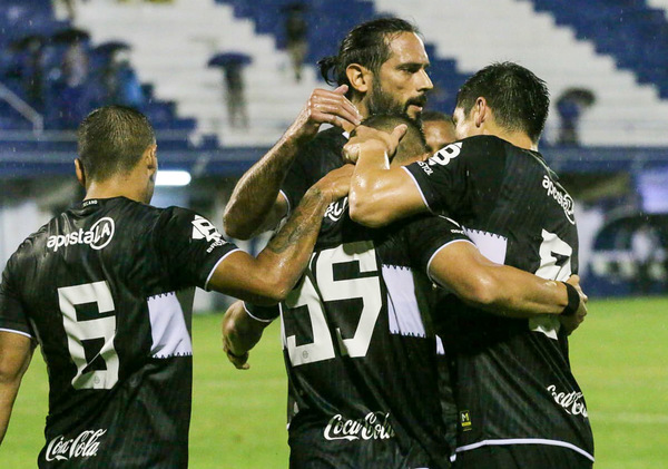 Olimpia venció 2-0 al 12 de Octubre en la ciudad de Itauguá.