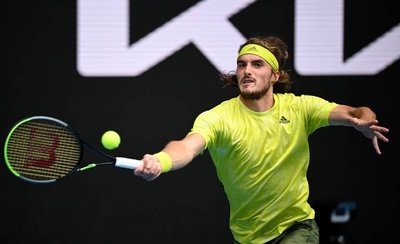 HOY / Un Tsitsipas en apuros supera en cinco sets al invitado Kokkinakis