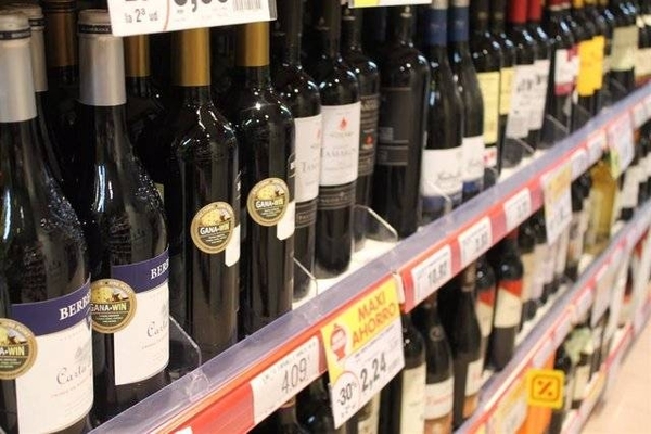 HOY / Controlar venta de alcohol “mau” o liberar comercio nocturno en locales formales