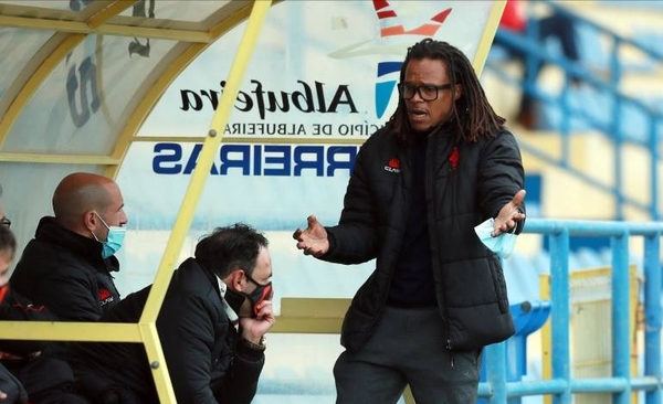 HOY / Edgar Davids lanza su carrera de entrenador en Portugal