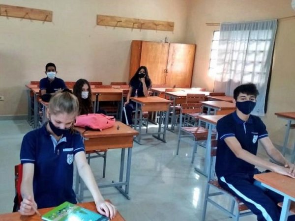 Padres dudan entre el riesgo de clases presenciales y dificultad de las virtuales