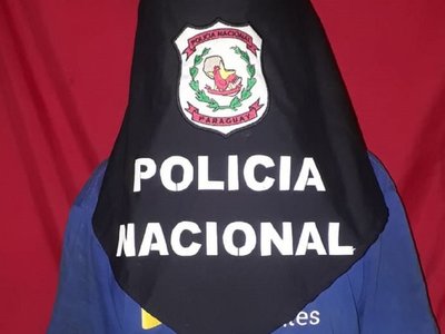 Por orden judicial fueron a sacarlo de la casa y quiso clavar a policía