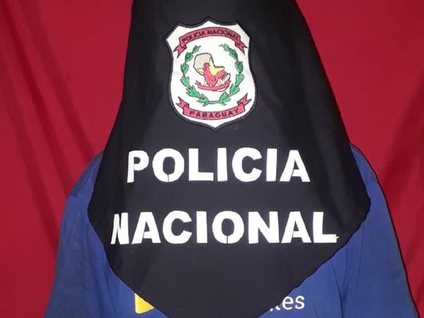 Por orden judicial fueron a sacarlo de la casa y quiso clavar a policía