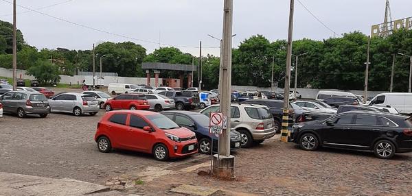 Junta Municipal sigue sin reglamentar cobro en el Estacionamiento del Este