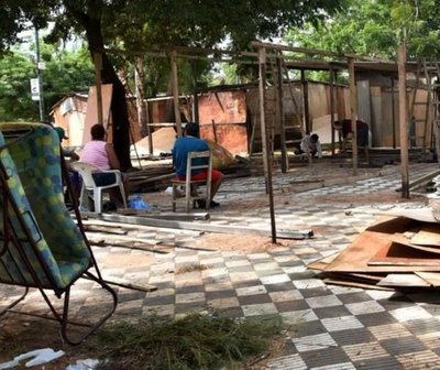 Policía atada de manos para despejar plazas ocupadas en capital, dicen - ADN Digital