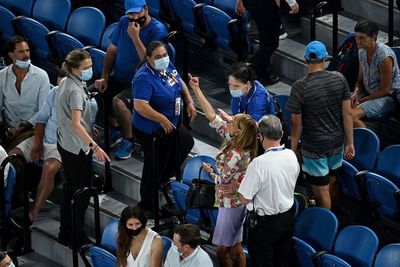 El grosero gesto de una mujer a Rafael Nadal en pleno partido del Abierto de Australia - Tenis - ABC Color