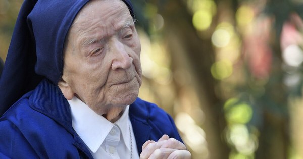 La Nación / Monja francesa cumple 117 años tras sobrevivir al COVID