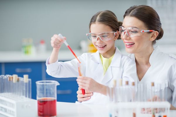 Día de la Mujer y la Niña en la Ciencia: Salud, Química y Biología concentran la participación femenina - MarketData