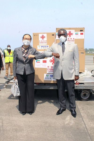 Guinea Ecuatorial recibe 100.000 dosis de vacunas chinas contra la covid-19 - Mundo - ABC Color