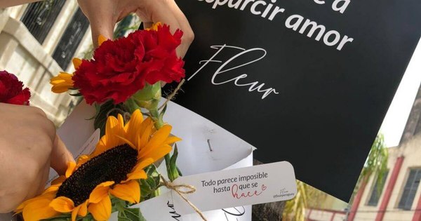 La Nación / Veredas de Asunción amanecieron con rosas, claveles y girasoles
