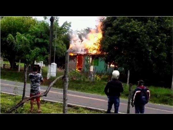 ADOLESCENTE CON DISCAPACIDAD Y UNA NIÑA SE SALVAN DE MILAGRO EN INCENDIO DE VIVIENDA