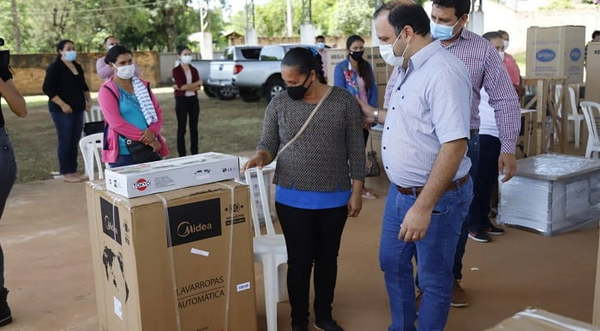 Ministro entregó tecnologías a mujeres rurales de Carayaó - Noticiero Paraguay