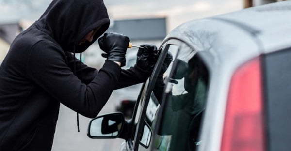 Delincuentes roban dinero del interior de un vehículo - Noticiero Paraguay
