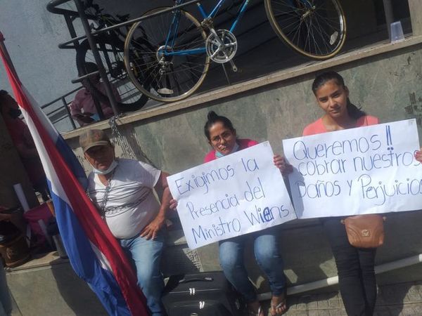 Comerciante se encadena frente al MOPC para exigir resarcimiento - Nacionales - ABC Color