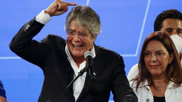Ecuador: exbanquero le saca mínima ventaja a rival indígena