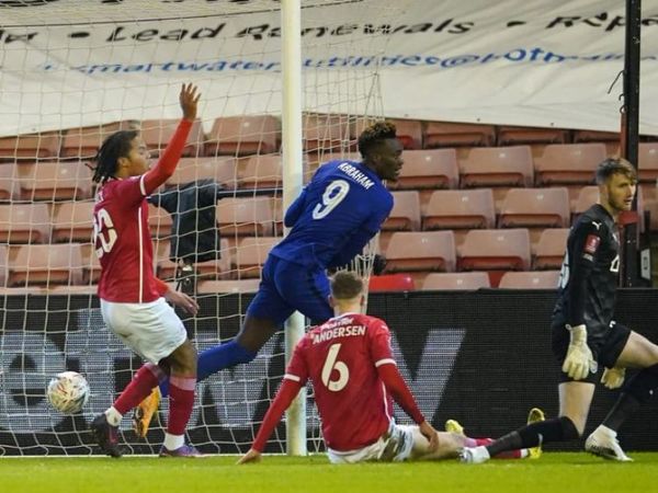 Tammy Abraham mete al Chelsea en cuartos de final
