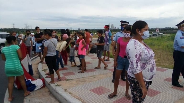 HOY / Pobladores cerraron parcialmente la Costanera para denunciar a empresa por inundar sus viviendas