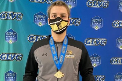 Oro y récord universitario para nadador paraguayo en Estados Unidos