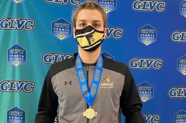 Oro y récord universitario para nadador paraguayo en Estados Unidos