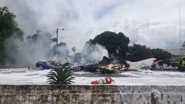 (Video)  Momento en que cae la avioneta en el predio de la Fuerza Aérea