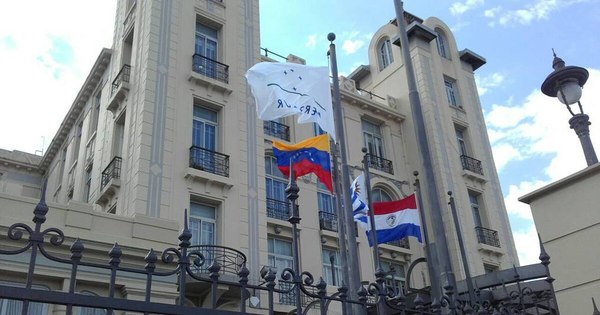 La Nación / Coordinan aspectos económicos y comerciales
