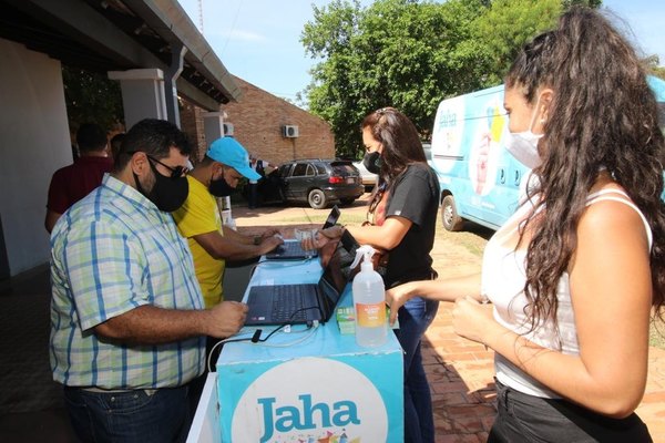 Crónica / Jaha lleva tarjetas a la gente a sus ciudades