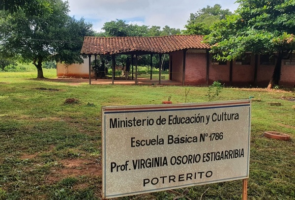 Una escuela está a punto de derrumbarse en Concepción
