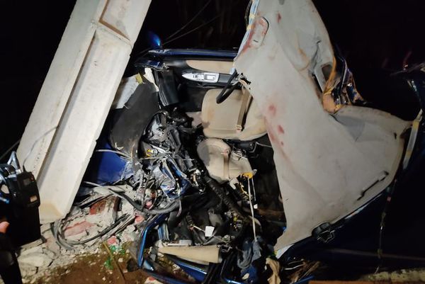 Perdió el control, volcó y chocó contra una columna