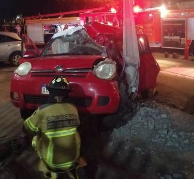 Joven muere tras chocar su auto contra una columna - ABC en el Este - ABC Color