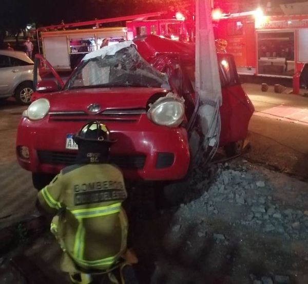Joven muere tras chocar su auto contra una columna - ABC en el Este - ABC Color
