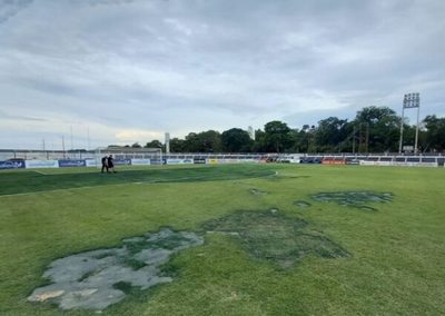 Inhabilitan tres canchas y fijan estadio para partido postergado