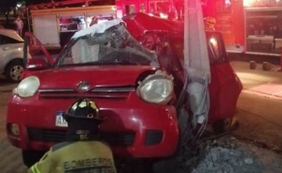 Joven se estrelló contra un poste de hormigón y murió