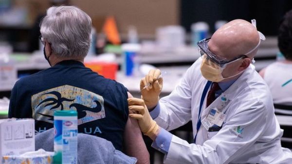 Comienza vacunación contra COVID-19 en farmacias de EEUU