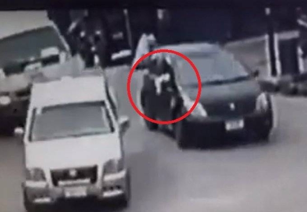 HOY / Simularon emergencia para huir con auto robado: ladrones usaron el pañuelo blanco