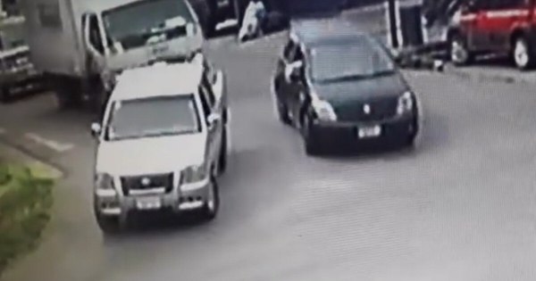 La Nación / Usaron el “pañuelo blanco” para huir con auto robado