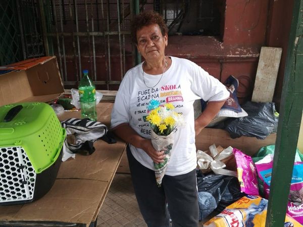 Doña vende flores  y así ayuda a los gatitos