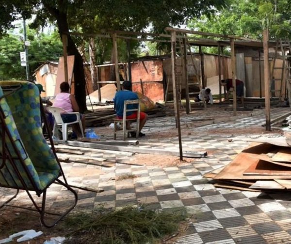 Ocupación de plazas en capital: Policía y comuna se pasan la pelota - ADN Digital
