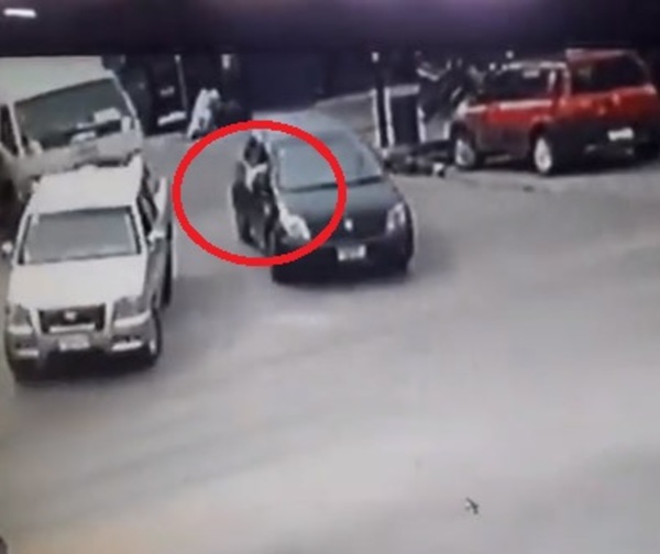 Ladrones usaron el pañuelo blanco para huir con auto robado