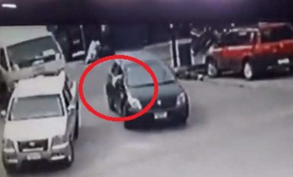 Ladrones usaron el pañuelo blanco para huir con auto robado - Noticiero Paraguay