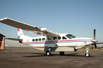 “Cada aeronave tiene su ficha, si no está la firma del mecánico, el piloto no puede volar”, explican