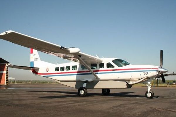 “Cada aeronave tiene su ficha, si no está la firma del mecánico, el piloto no puede volar”, explican