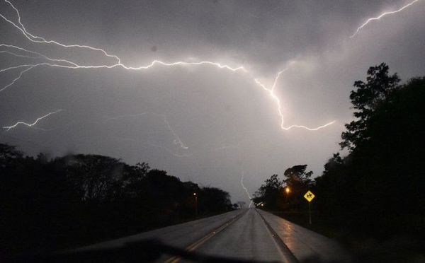 Anuncian lluvias y tormentas para seis departamentos - Noticiero Paraguay