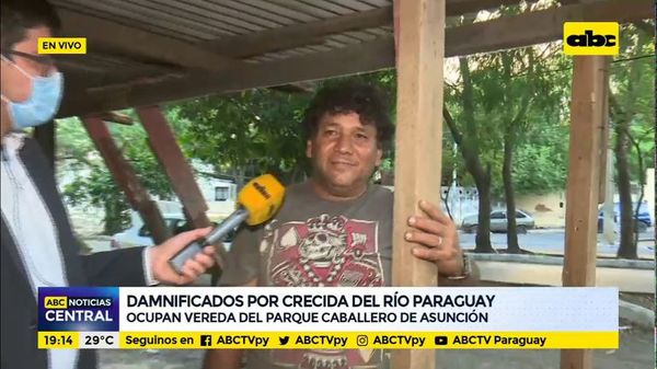 Damnificados por la crecida del Río Paraguay ocupan vereda del Parque Caballero - ABC Noticias - ABC Color
