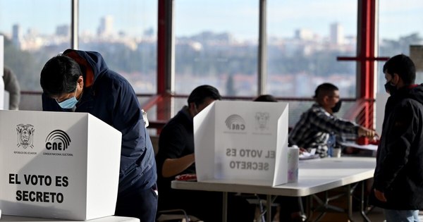 La Nación / Ecuador hará un recuento parcial de votos tras denuncia de fraude