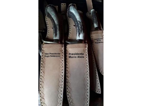Cuchillos personalizados hechos por artesano para Marito y el vice