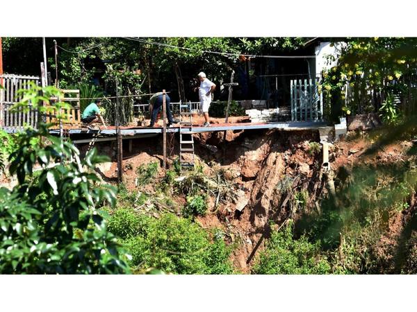 Urgen obras al margen de arroyo Ferreira ante severas socavaciones