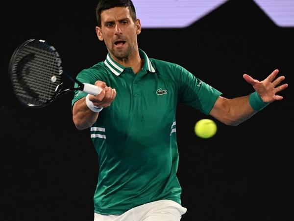 Nole muestra su coraje y gana   a pesar del desgarro