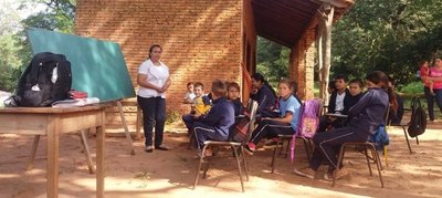 Crónica / Es mejor dar clases "bajo la planta de un mango"
